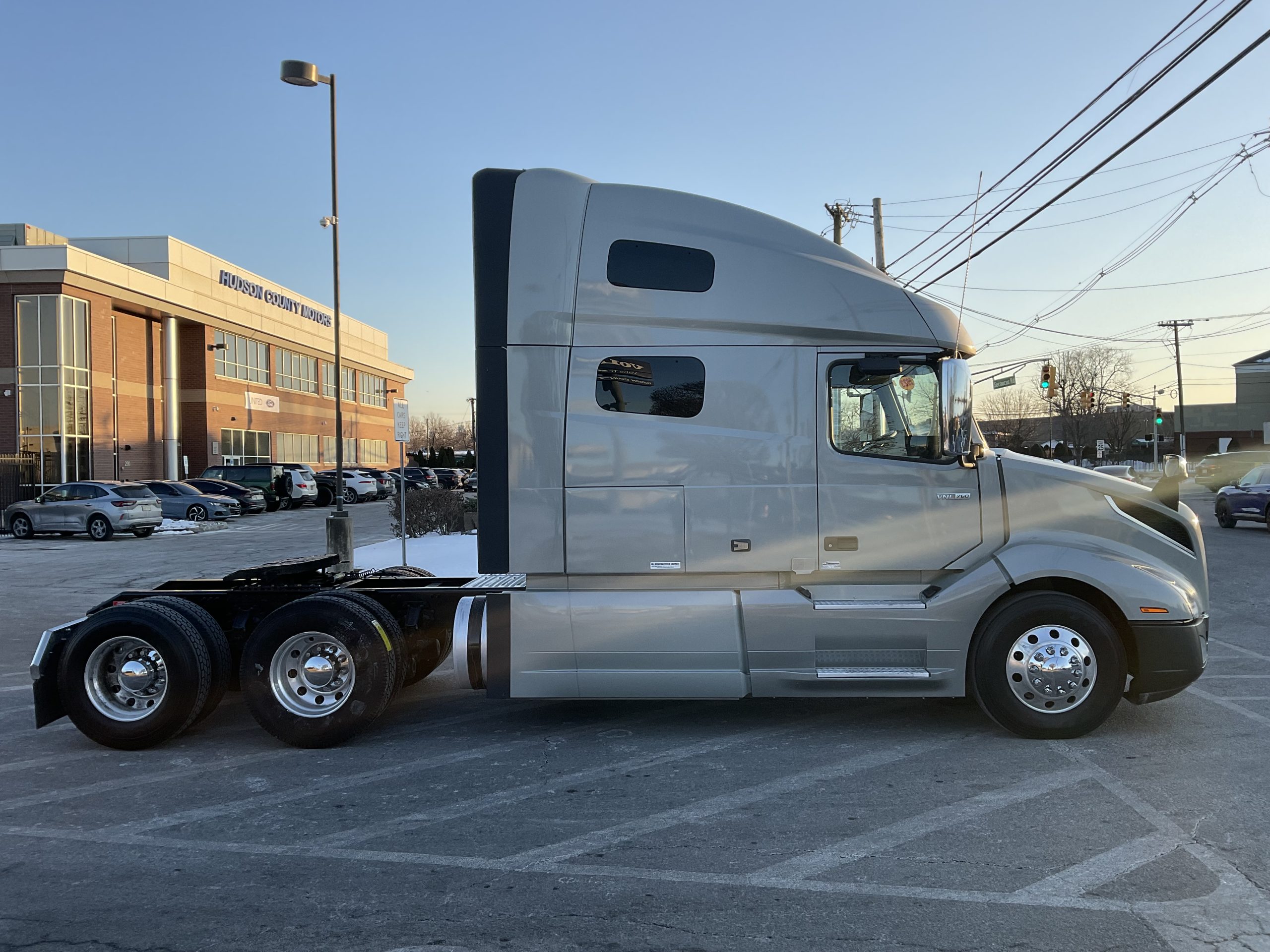 2023 VOLVO VNL64T760 - image 5 of 6