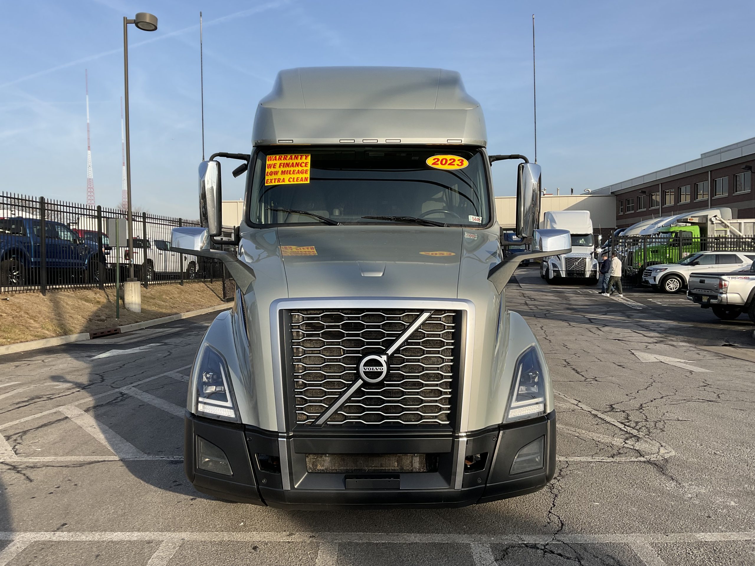 2023 VOLVO VNL64T760 - image 3 of 6