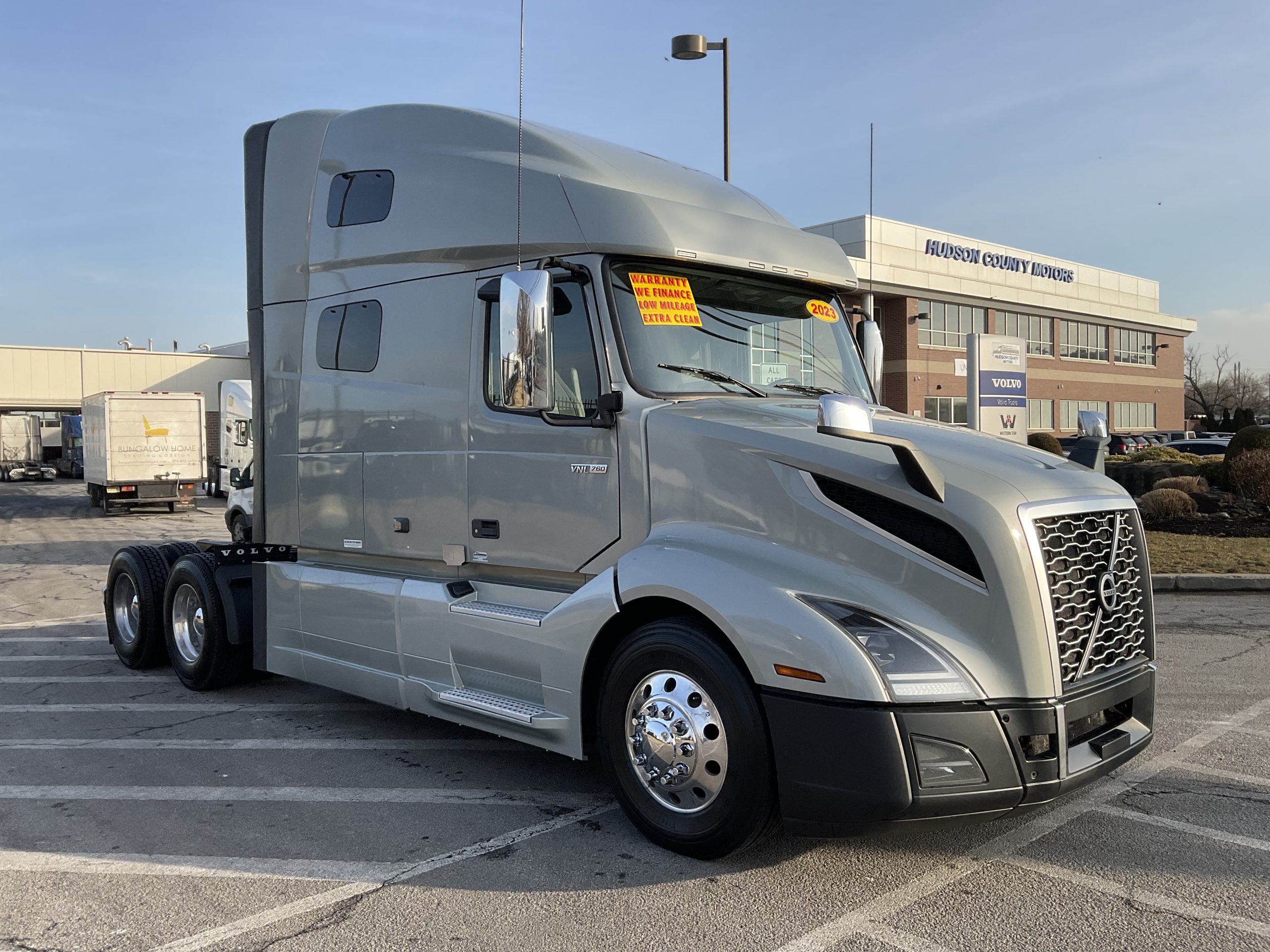 2023 VOLVO VNL64T760 - image 4 of 6