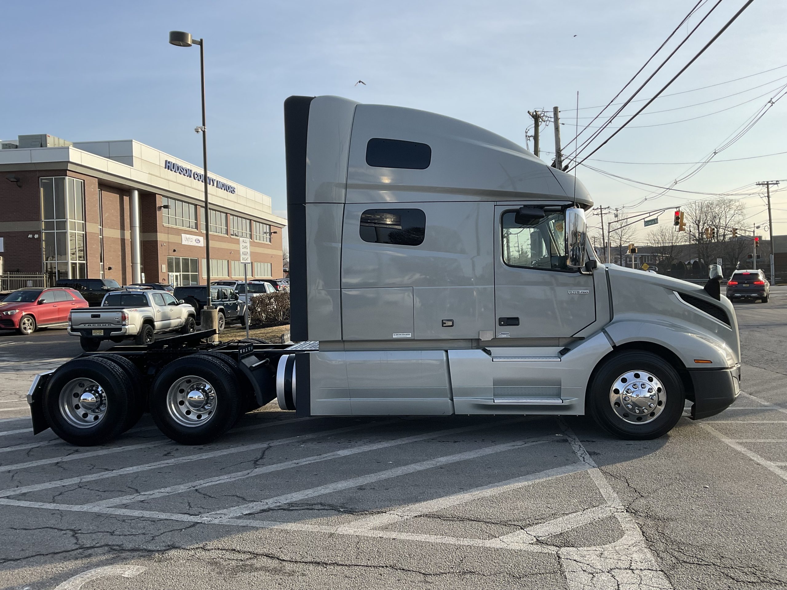 2023 VOLVO VNL64T760 - image 5 of 6