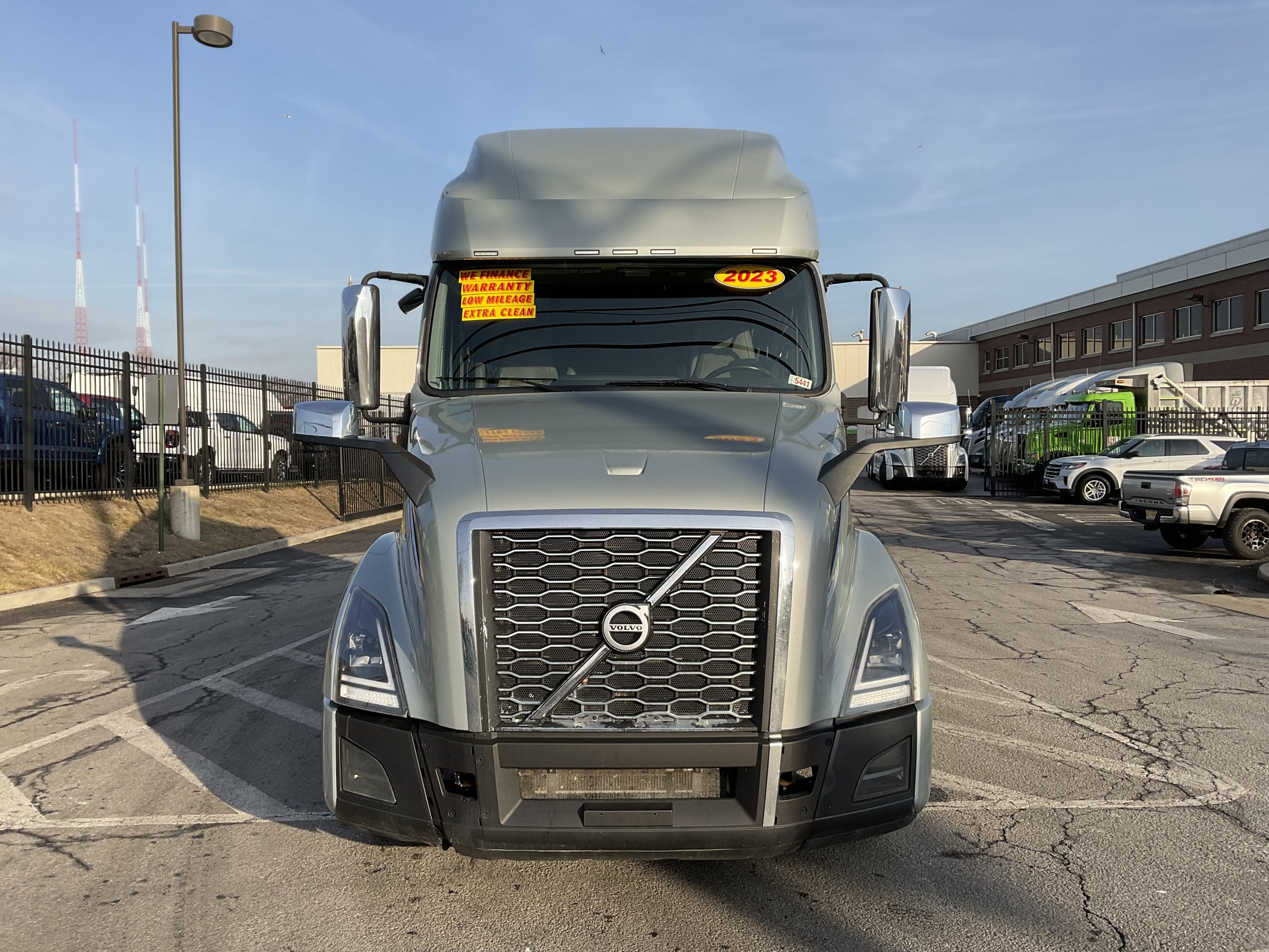 2023 VOLVO VNL64T760 - image 3 of 6