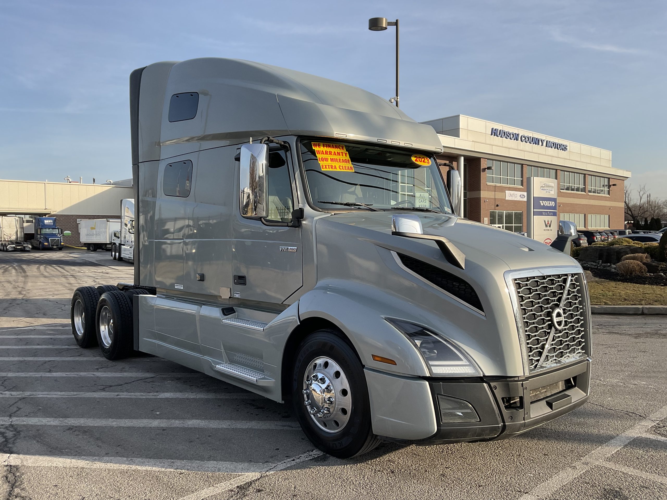 2023 VOLVO VNL64T760 - image 4 of 6