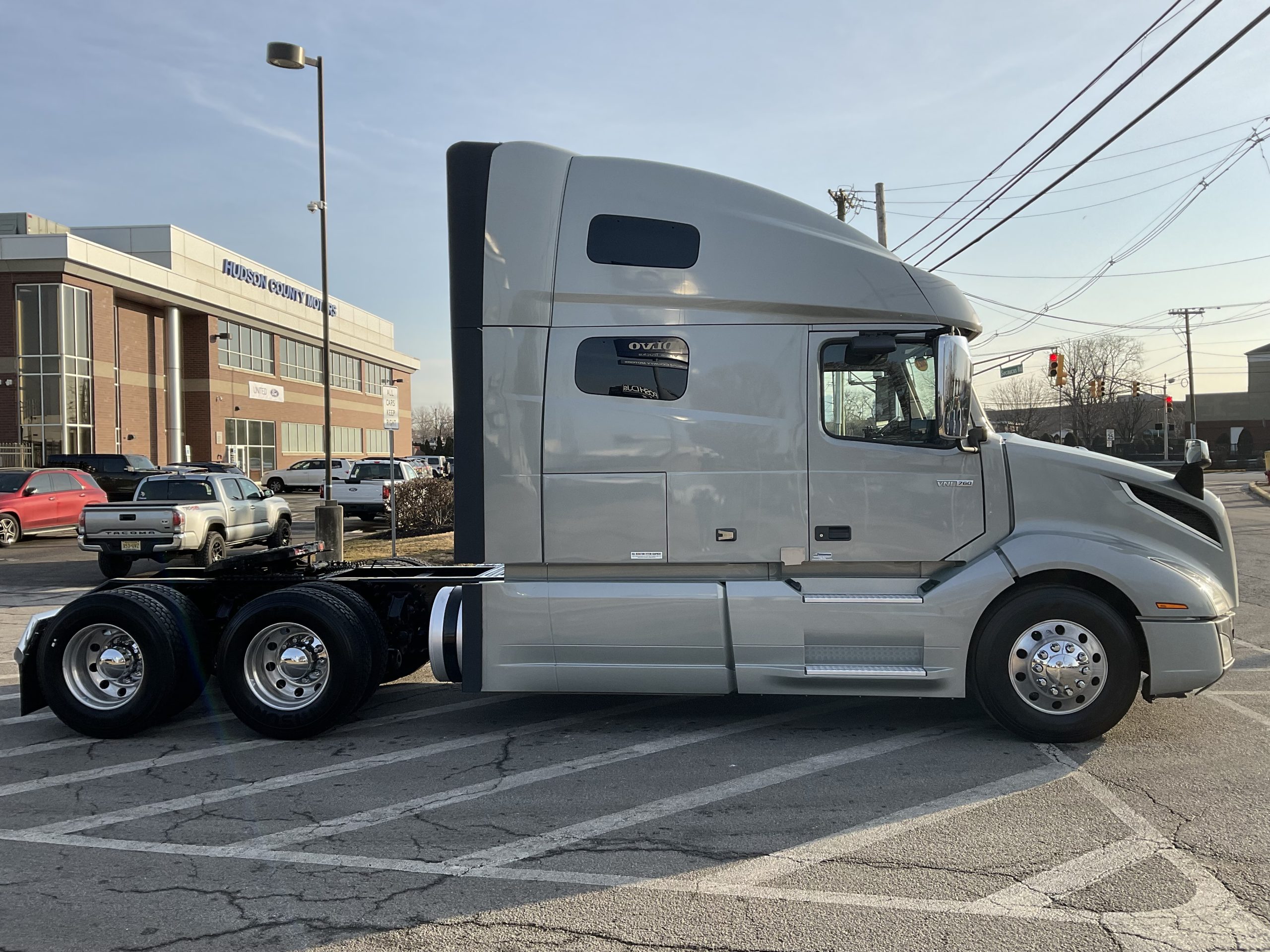 2023 VOLVO VNL64T760 - image 5 of 6