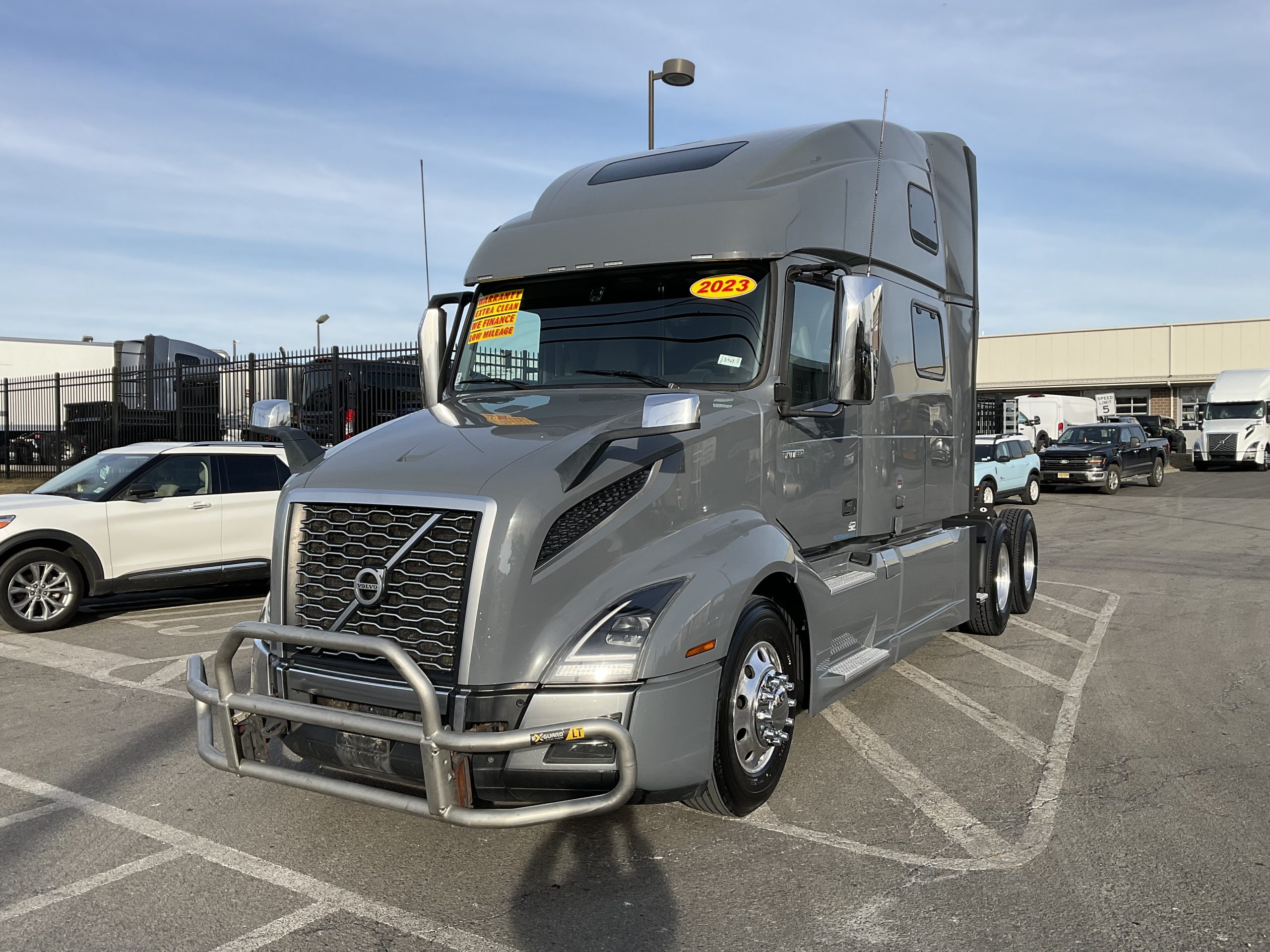 2023 VOLVO VNL64T860 - image 2 of 6