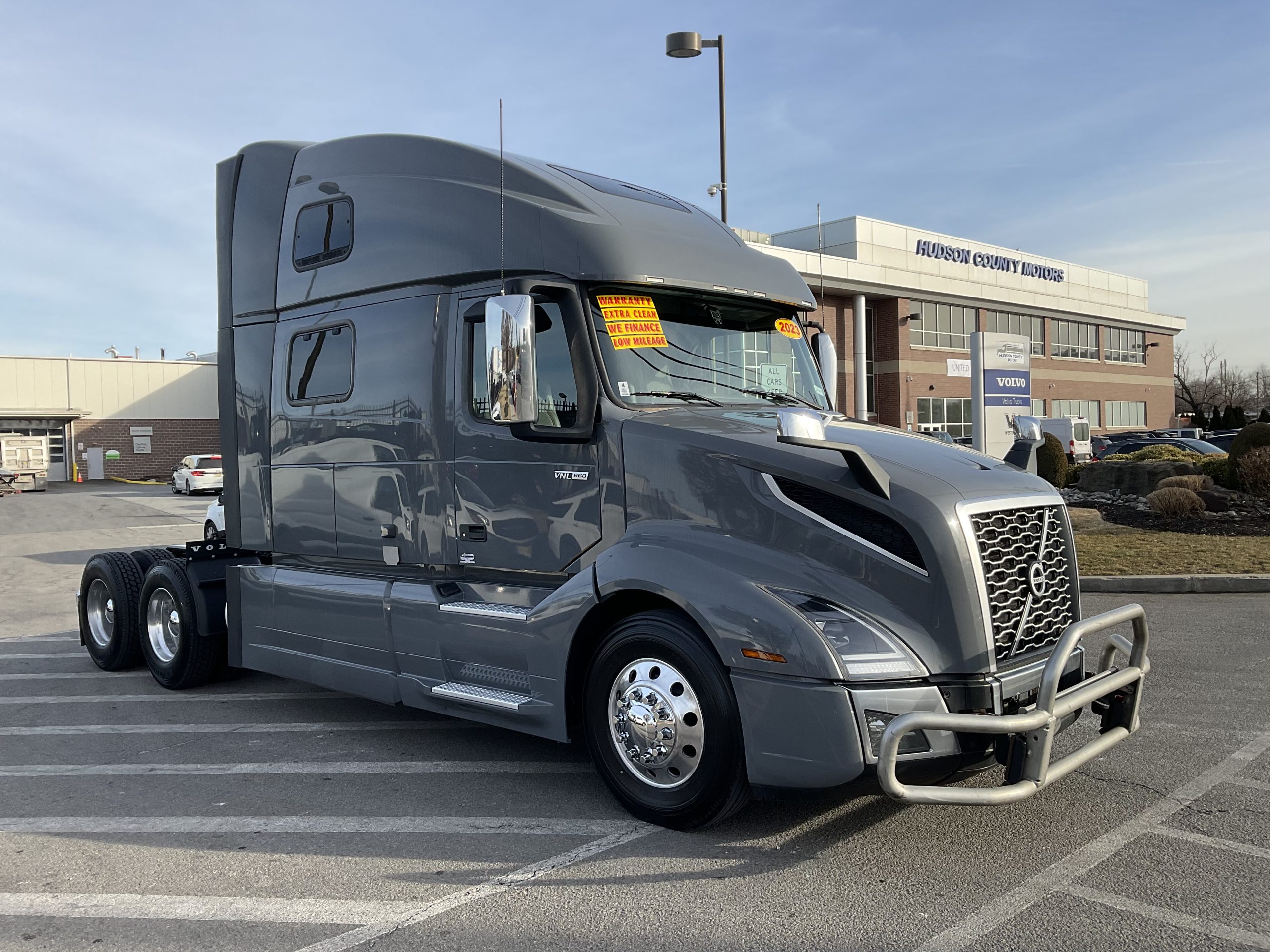 2023 VOLVO VNL64T860 - image 4 of 6