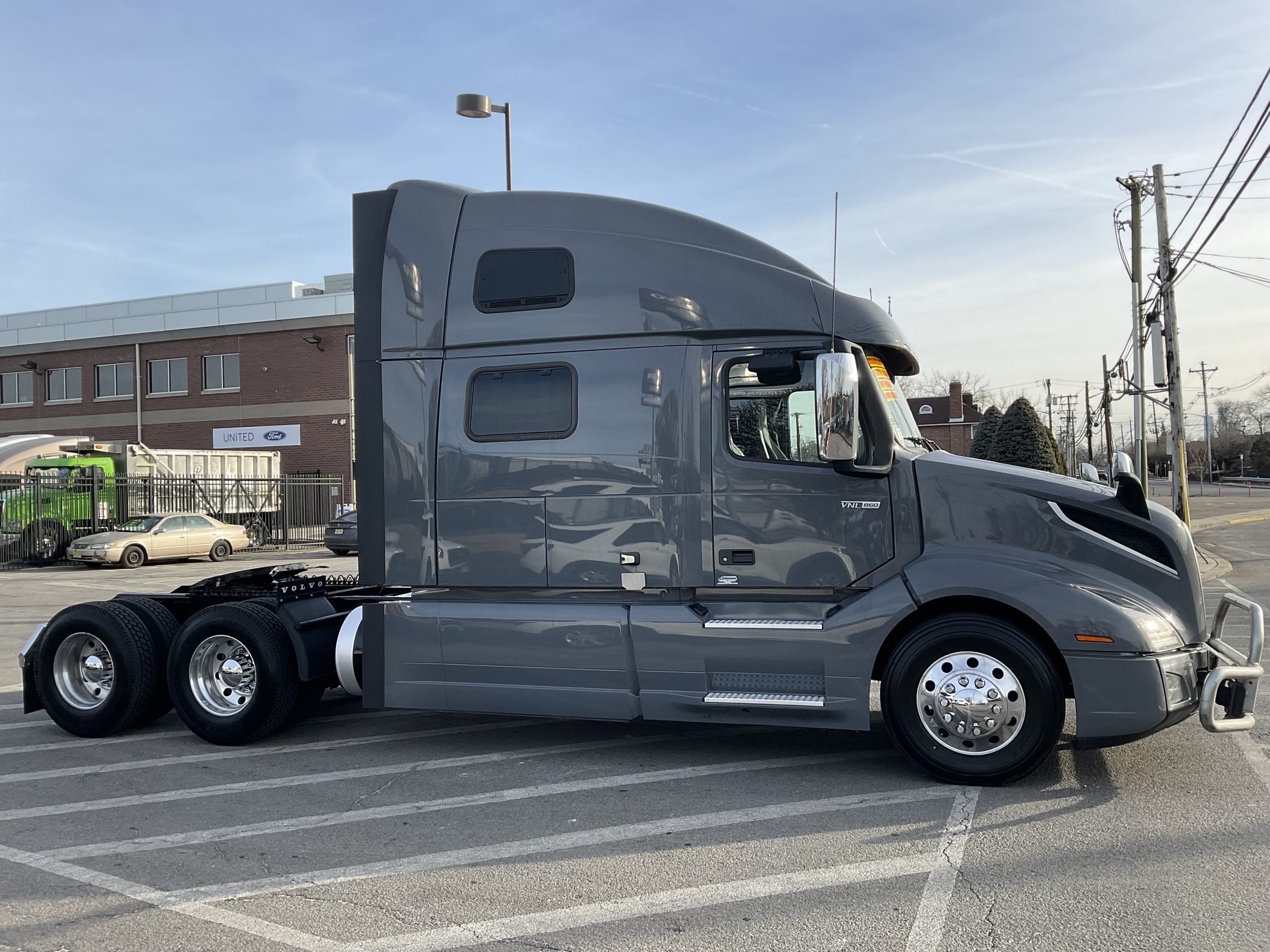 2023 VOLVO VNL64T860 - image 5 of 6