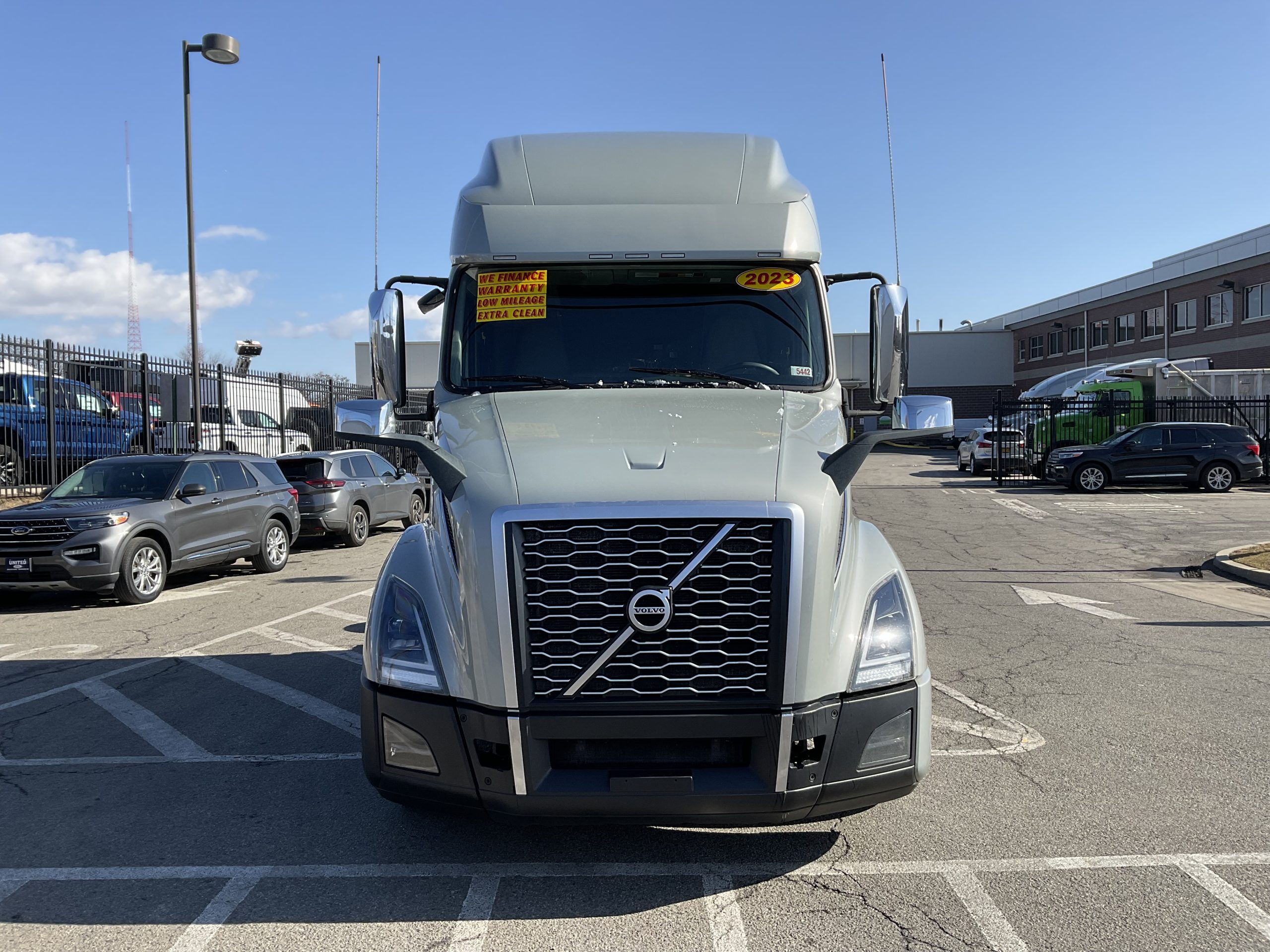 2023 VOLVO VNL64T760 - image 3 of 6