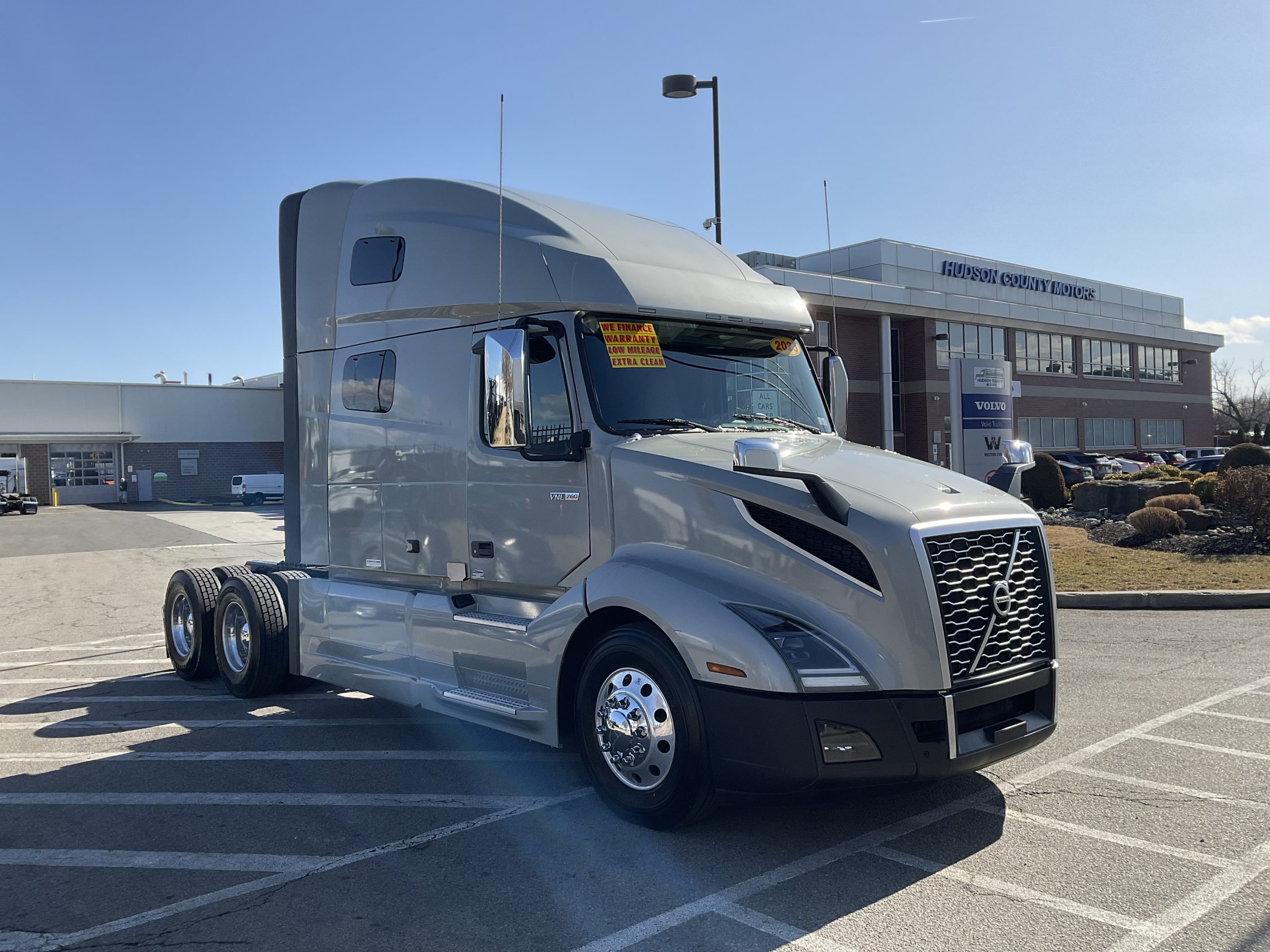 2023 VOLVO VNL64T760 - image 4 of 6