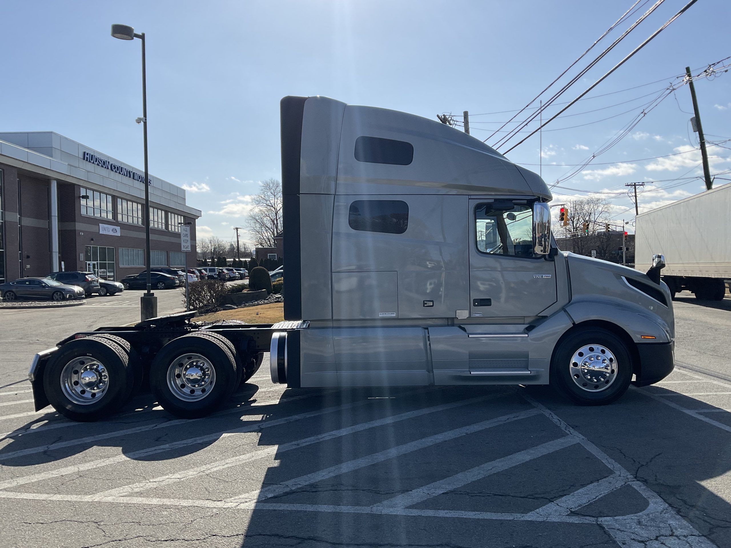 2023 VOLVO VNL64T760 - image 5 of 6