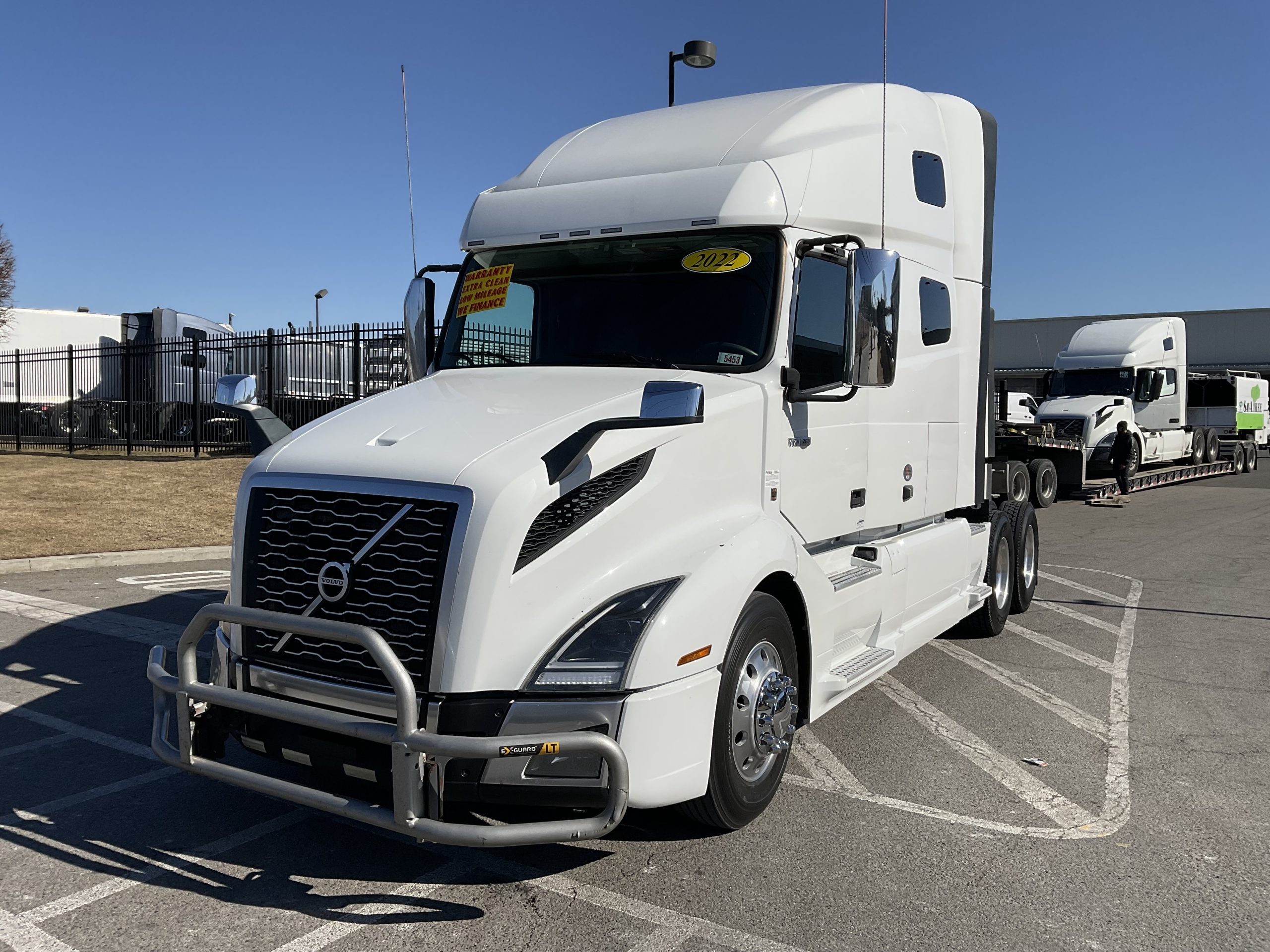 2022 VOLVO VNL64T760 - image 2 of 6