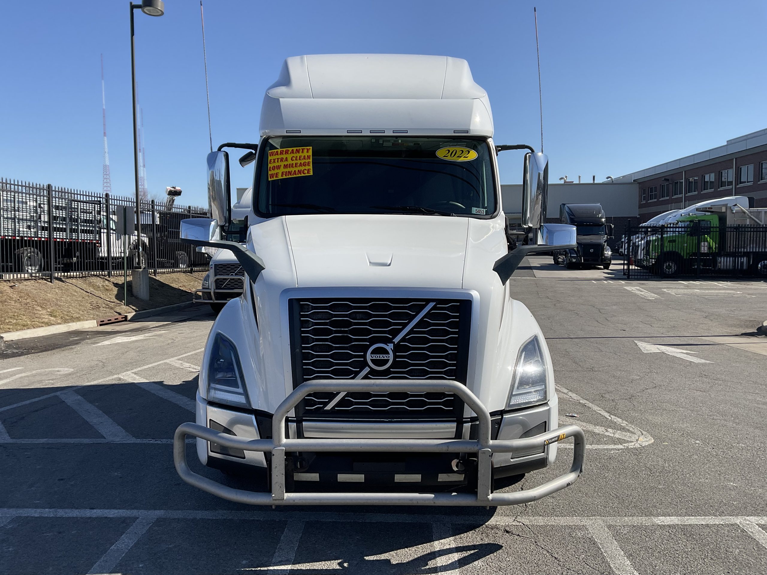 2022 VOLVO VNL64T760 - image 3 of 6