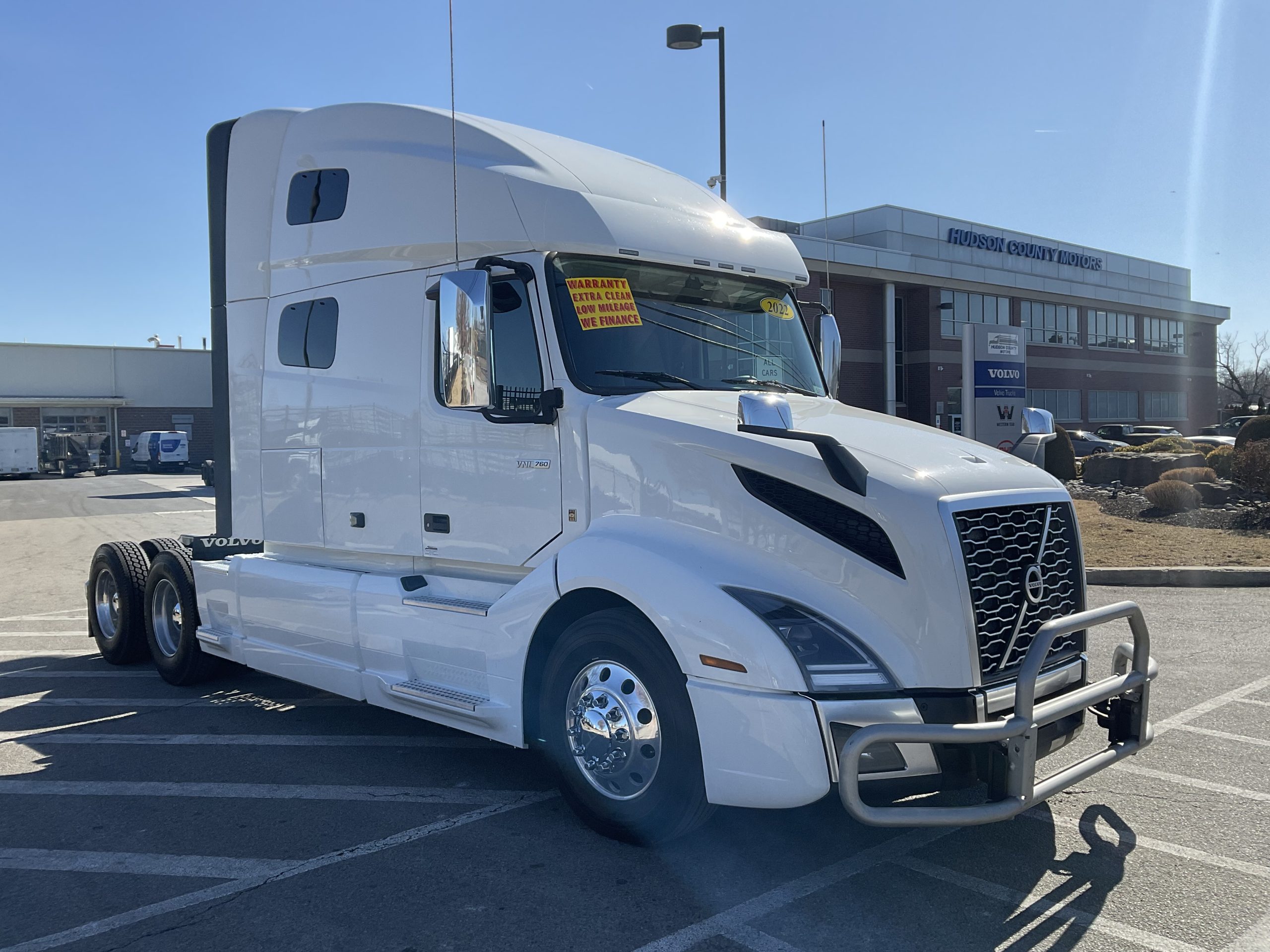 2022 VOLVO VNL64T760 - image 4 of 6