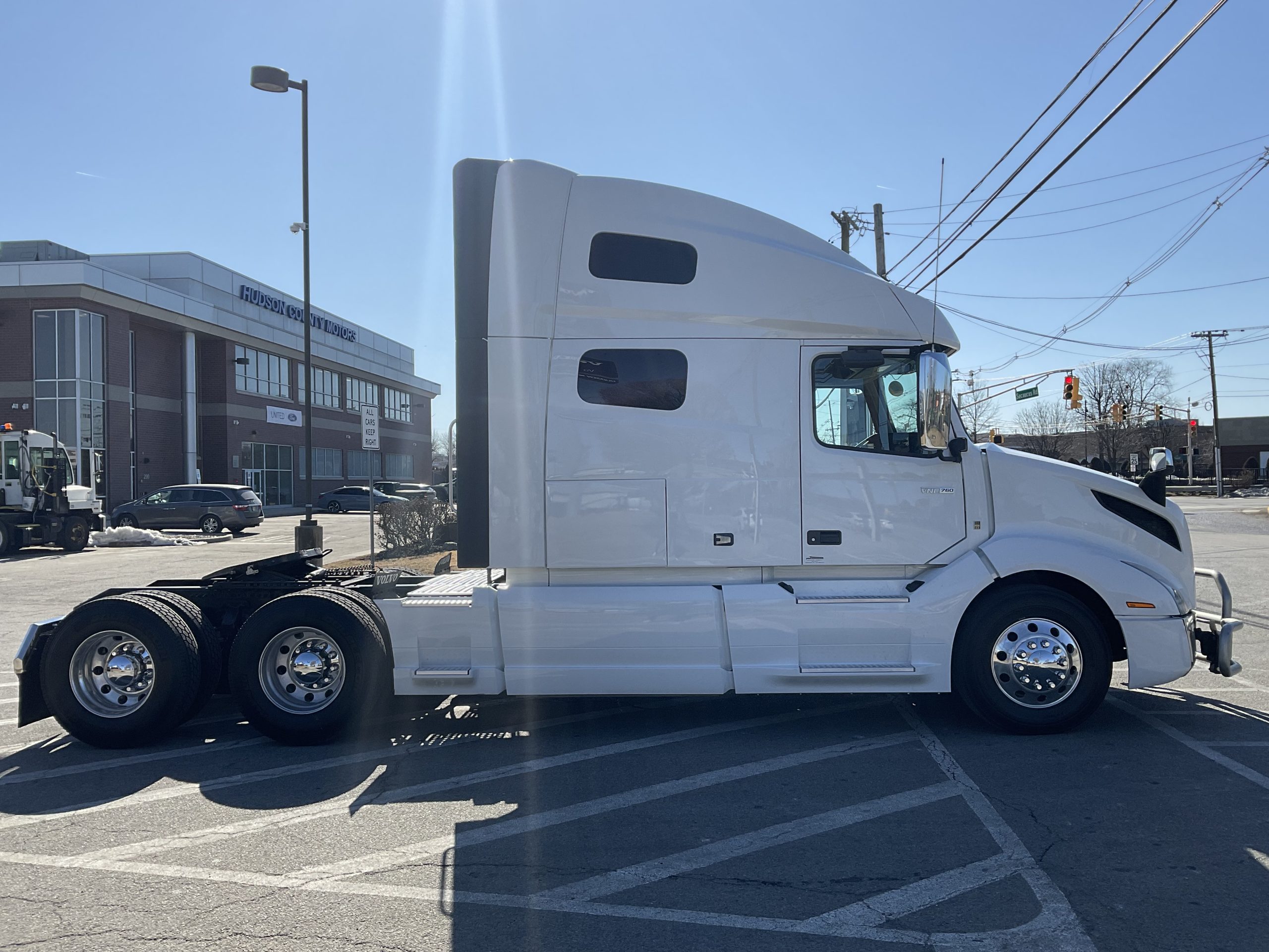 2022 VOLVO VNL64T760 - image 5 of 6