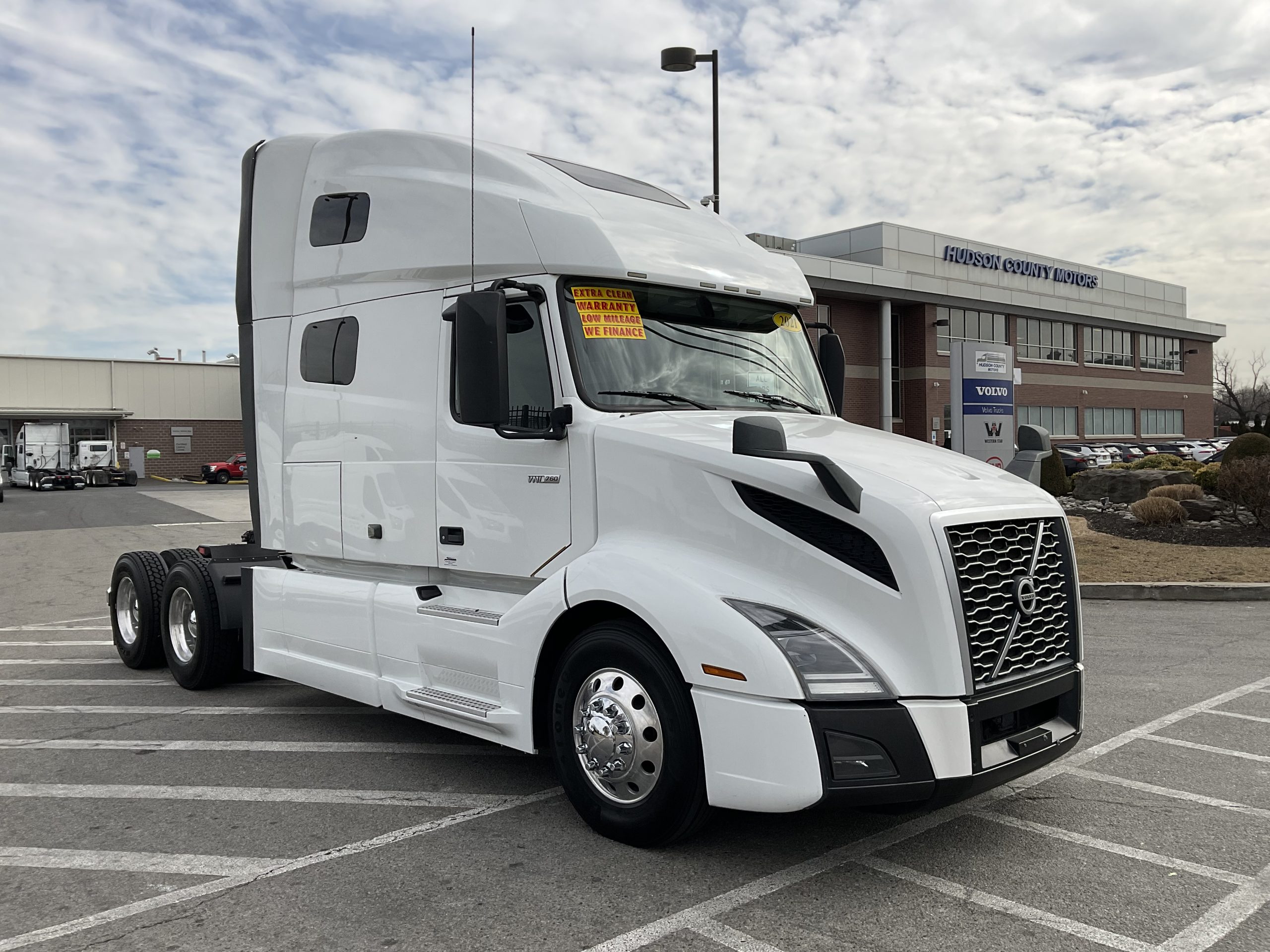 2021 VOLVO VNL64T760 - image 4 of 6