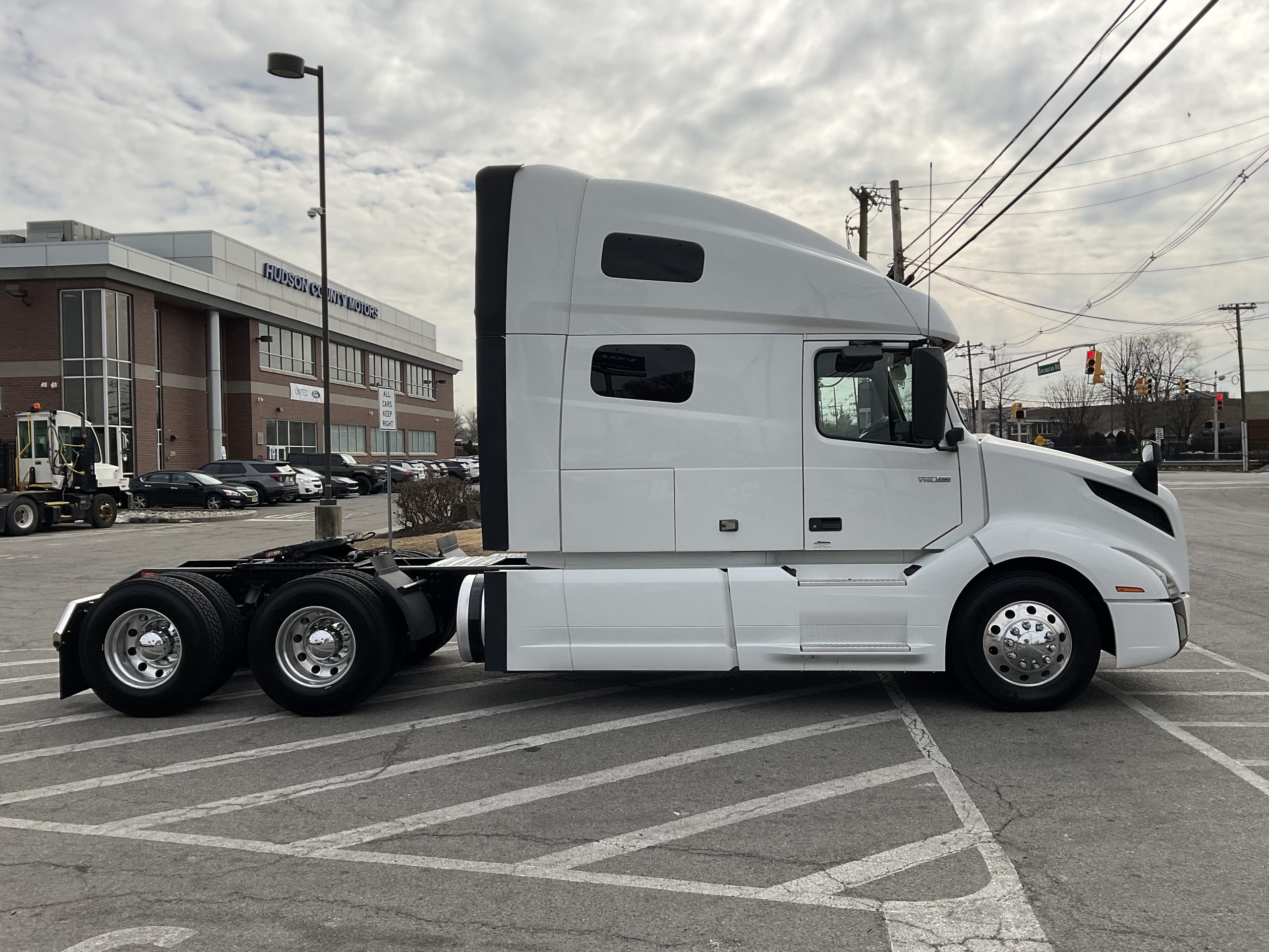 2021 VOLVO VNL64T760 - image 5 of 6