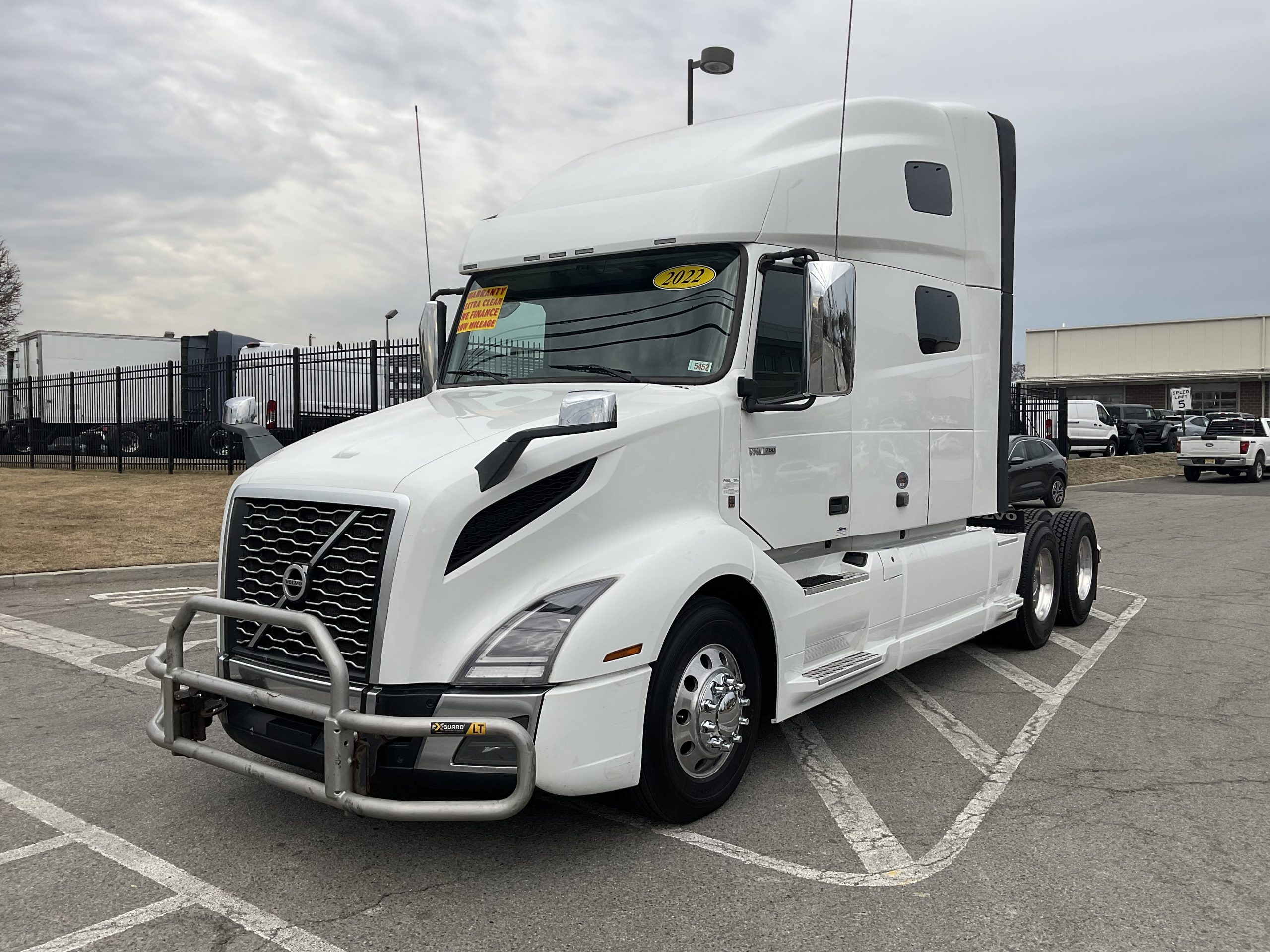 2022 VOLVO VNL64T760 - image 2 of 6