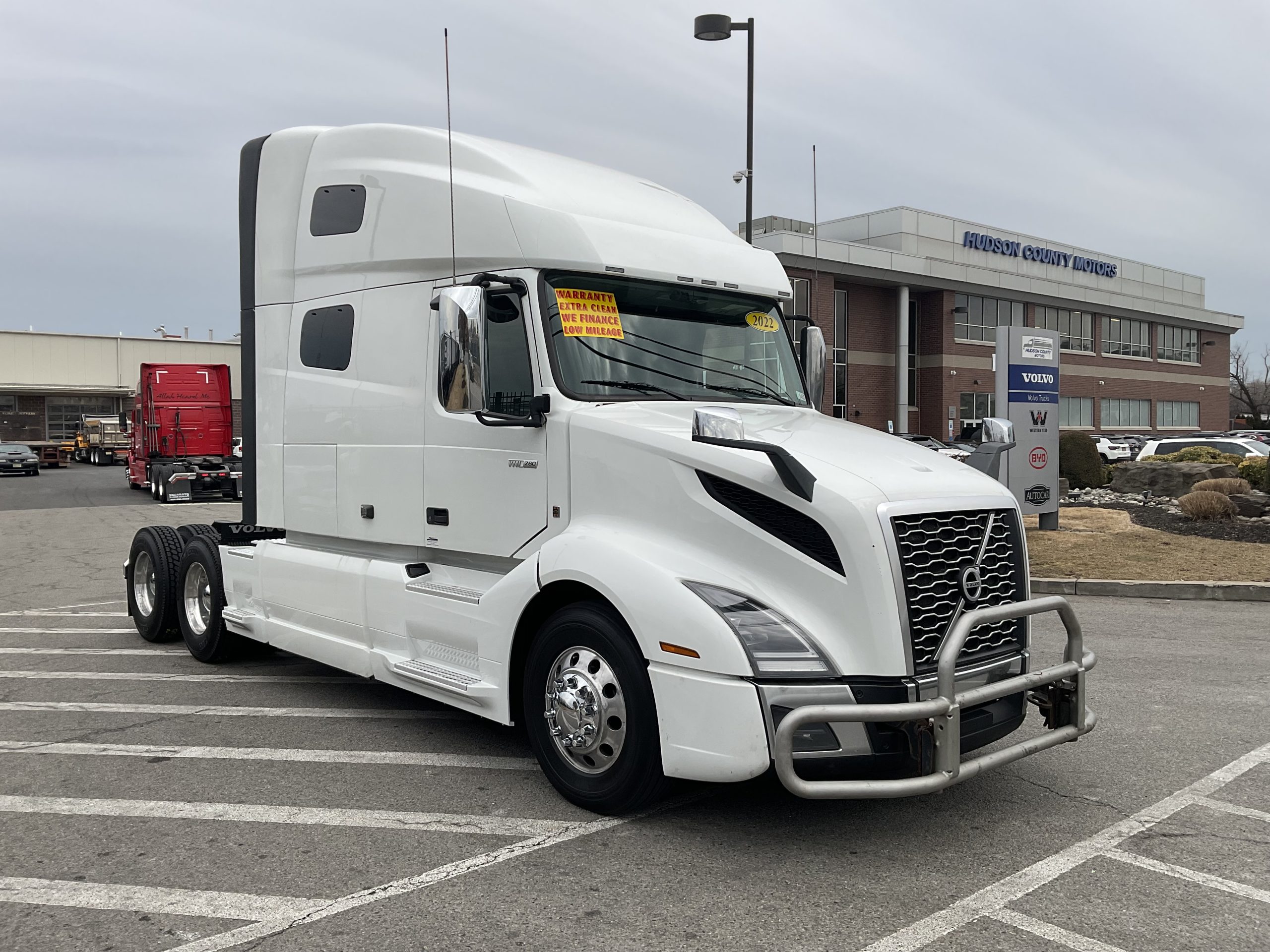 2022 VOLVO VNL64T760 - image 4 of 6