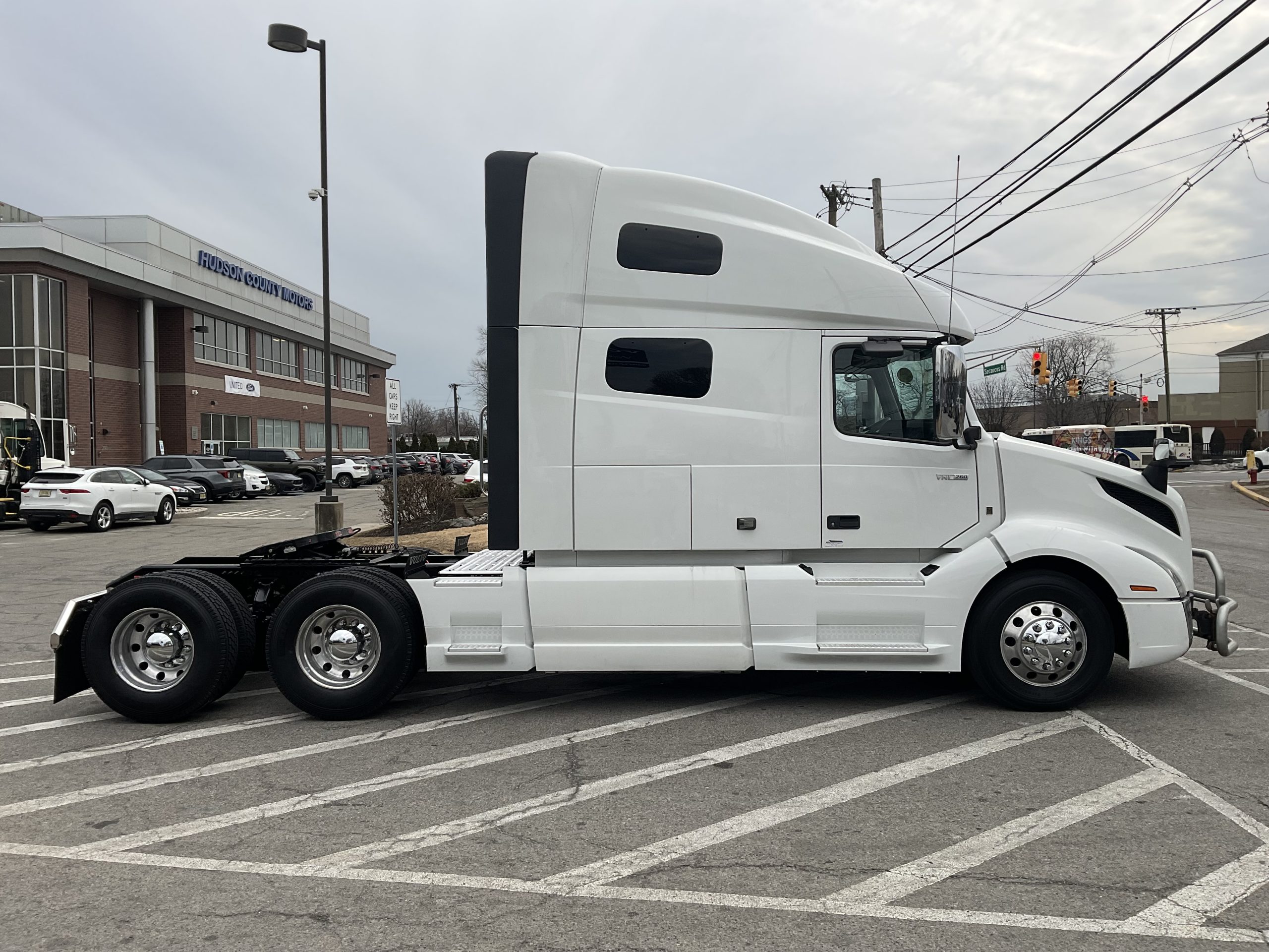 2022 VOLVO VNL64T760 - image 5 of 6