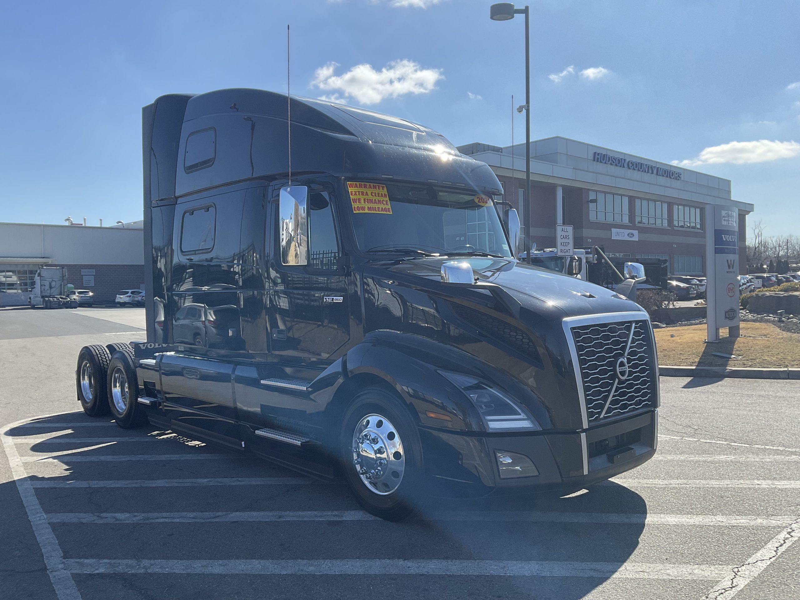 2021 VOLVO VNL64T860 - image 4 of 6