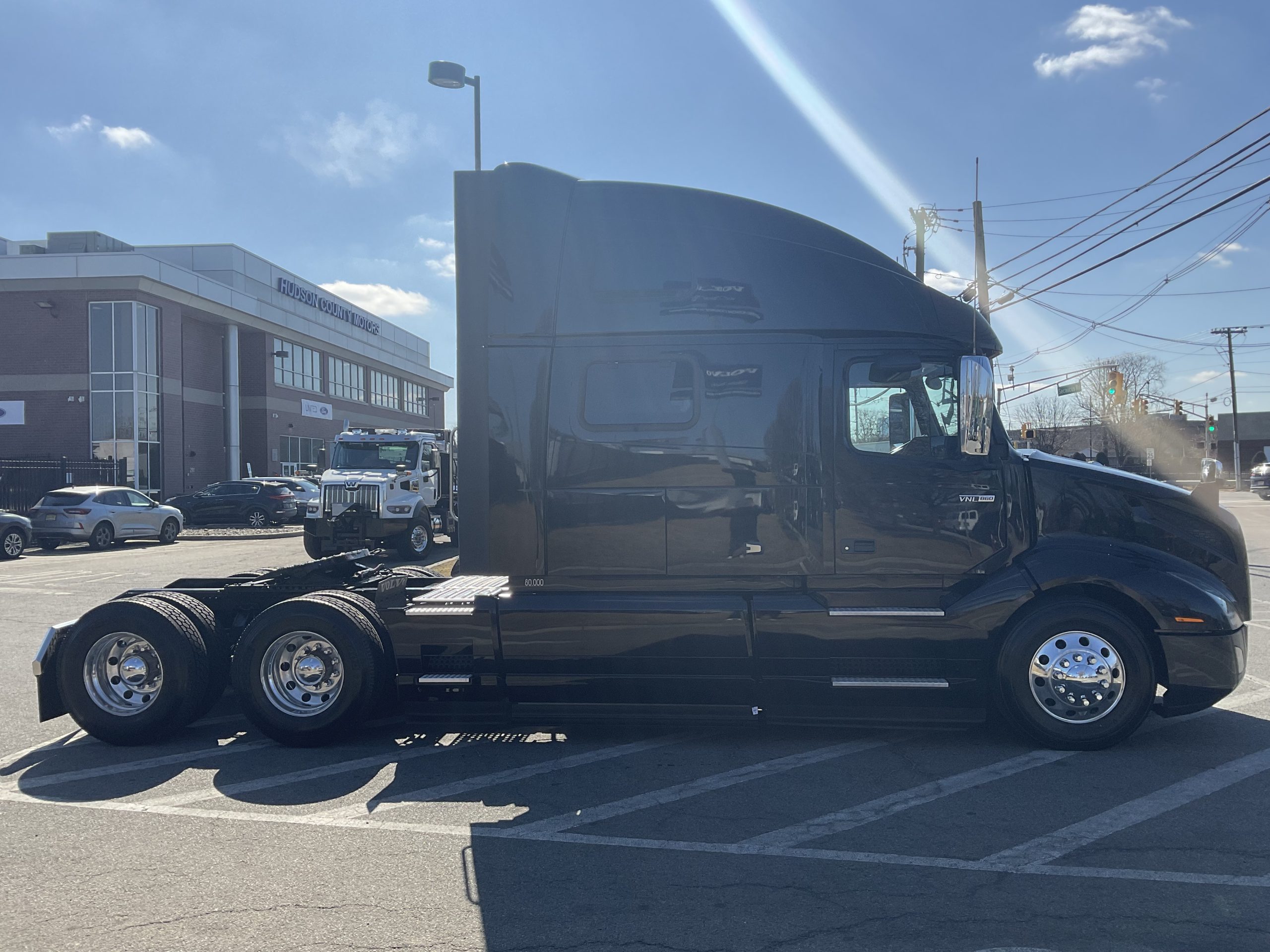 2021 VOLVO VNL64T860 - image 5 of 6