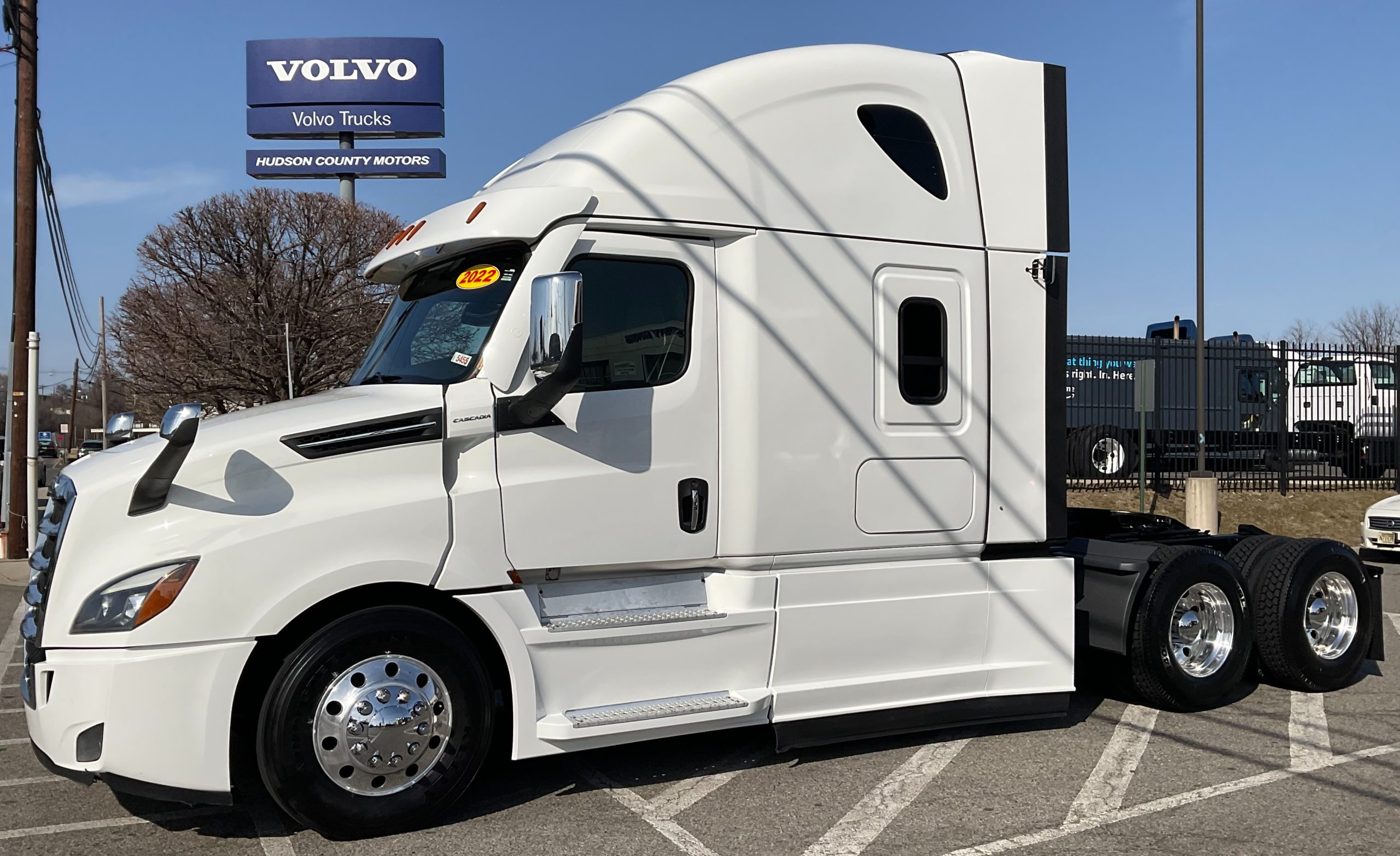 2022 FREIGHTLINER CASCADIA 126 - image 1 of 6