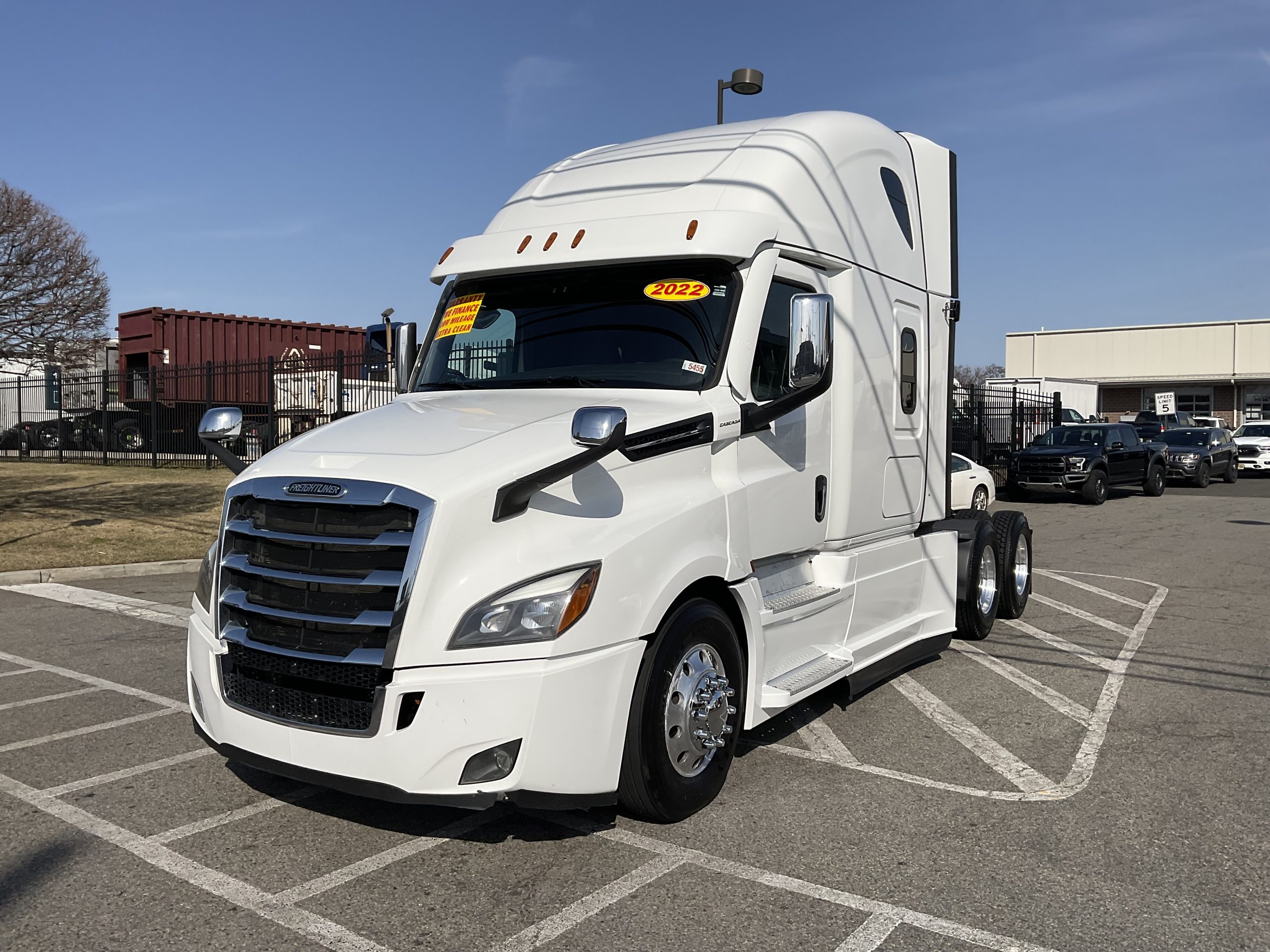 2022 FREIGHTLINER CASCADIA 126 - image 2 of 6