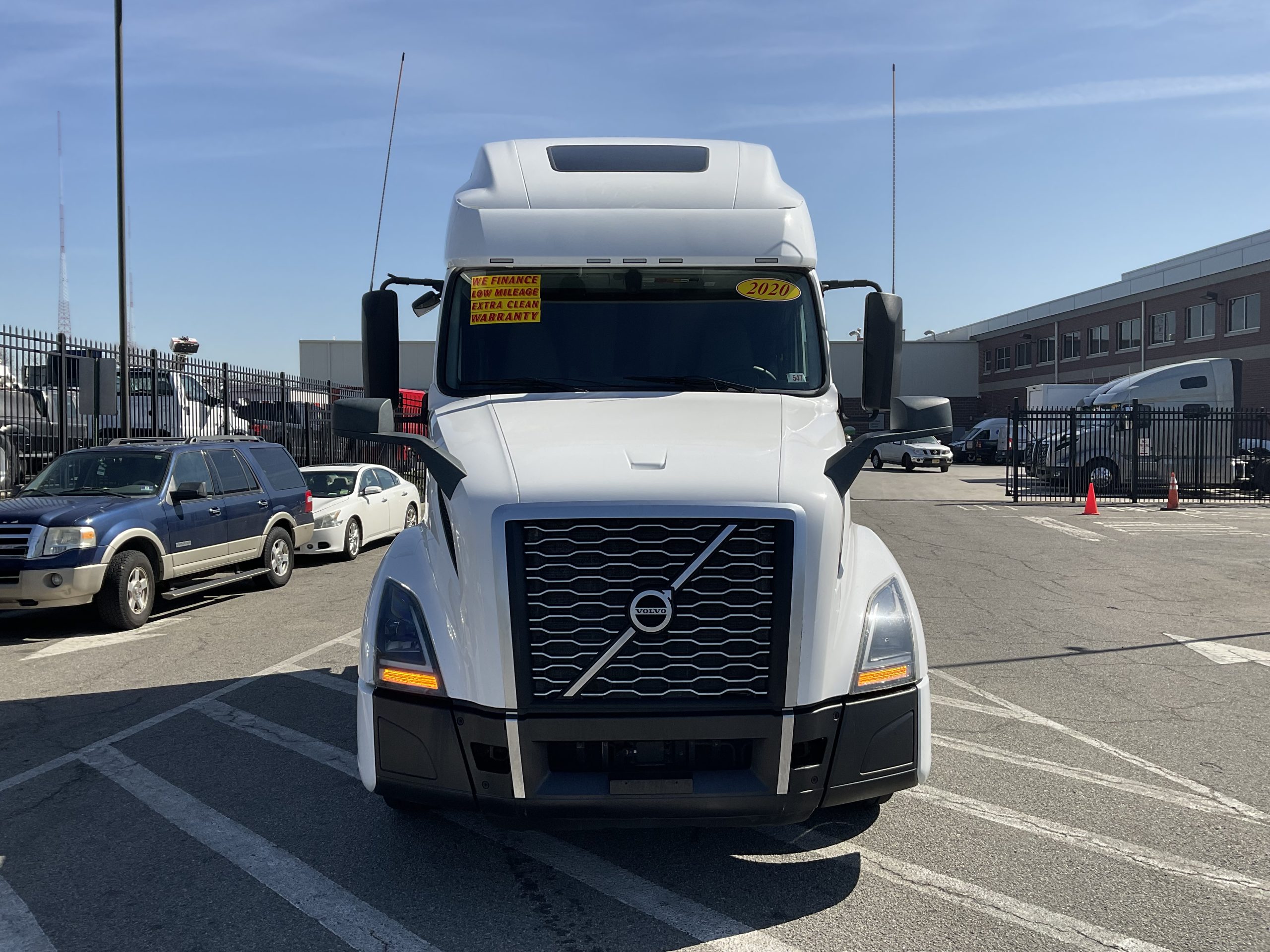 2020 VOLVO VNL64T760 - image 3 of 6