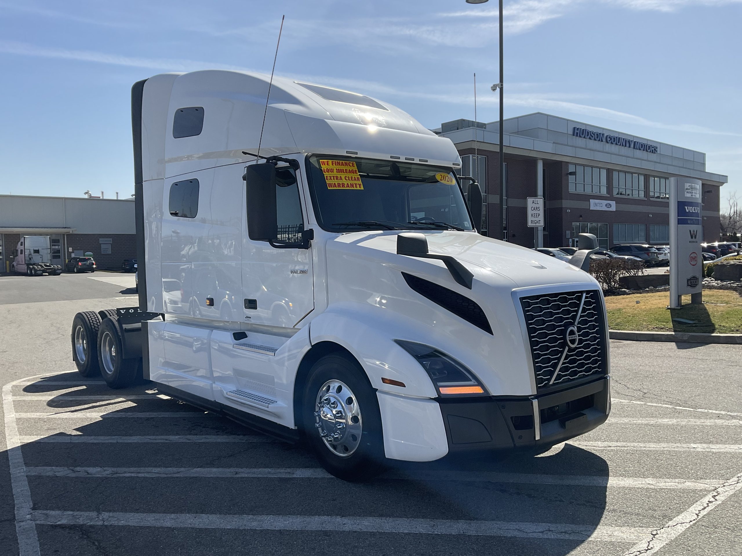 2020 VOLVO VNL64T760 - image 4 of 6